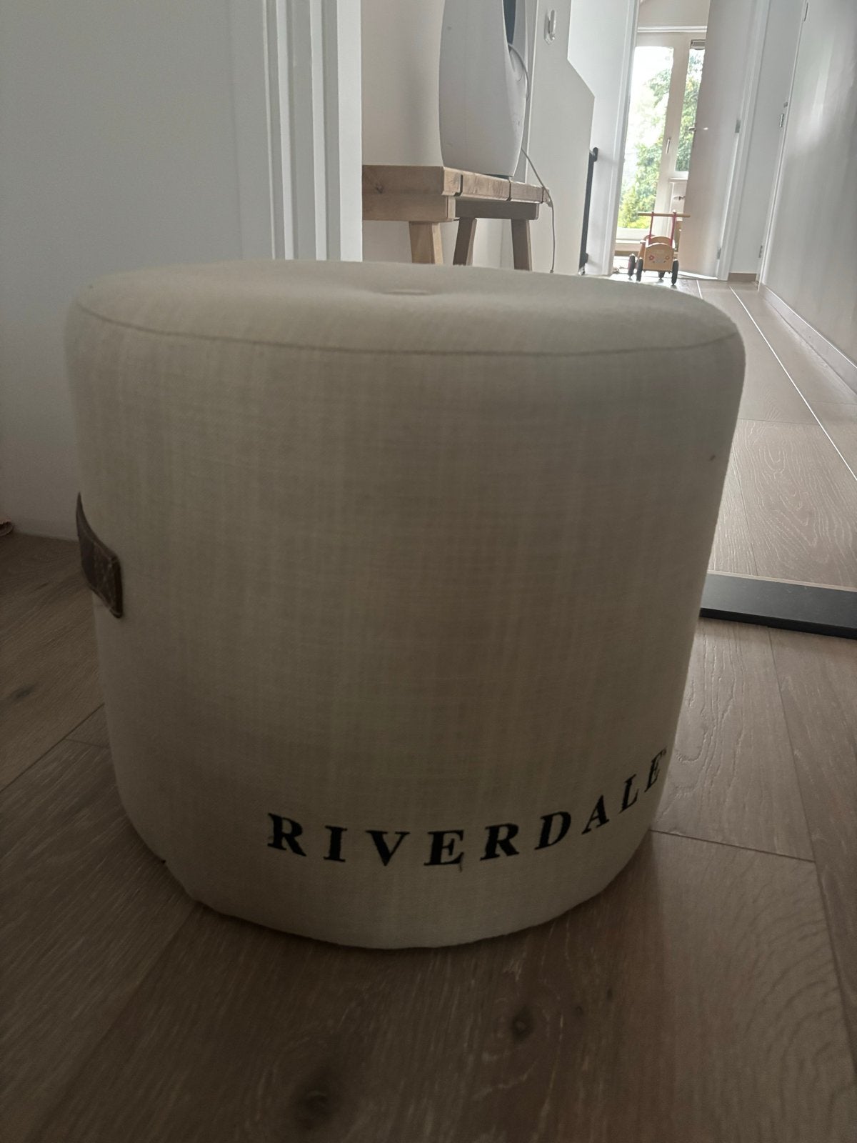 Riverdale Poef - Zo goed als nieuw, Ophalen, Minder dan 50 cm, Rond, Zo goed als nieuw