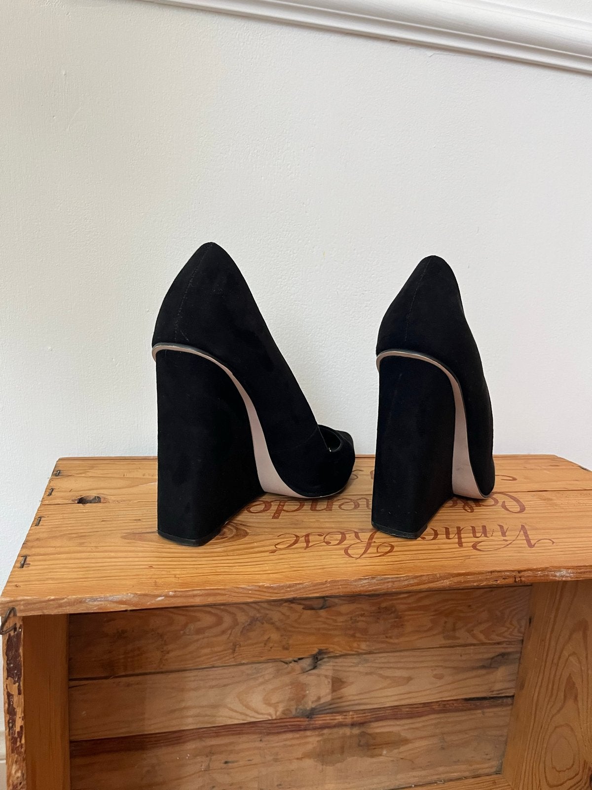 Zwarte suède pumps met sleehak - ASOS mt 39, Ophalen of Verzenden, Zo goed als nieuw, Zwart, Pumps