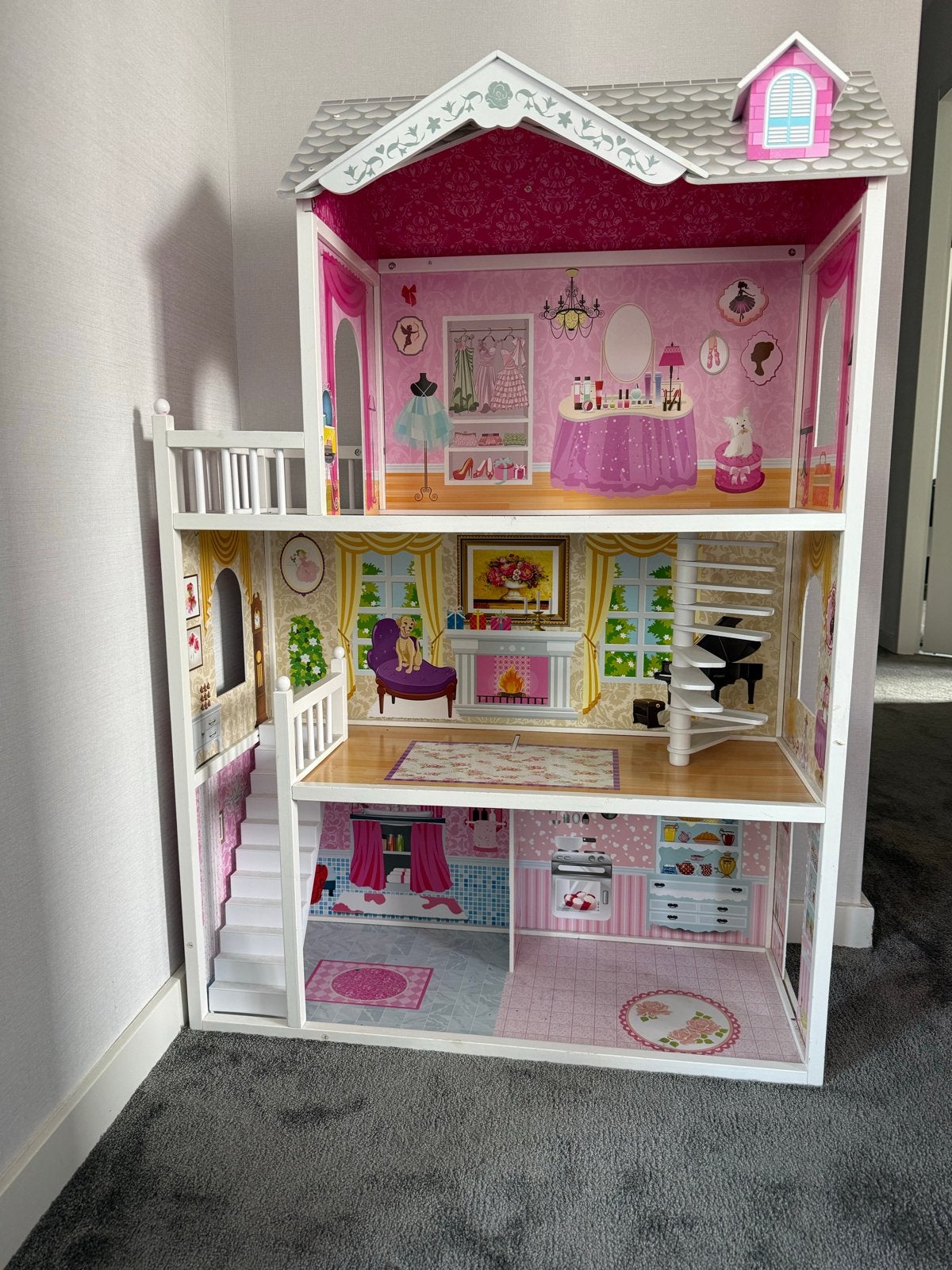Groot en gedetailleerd houten poppenhuis met 3 verdiepingen, Ophalen, Zo goed als nieuw, Poppenhuis