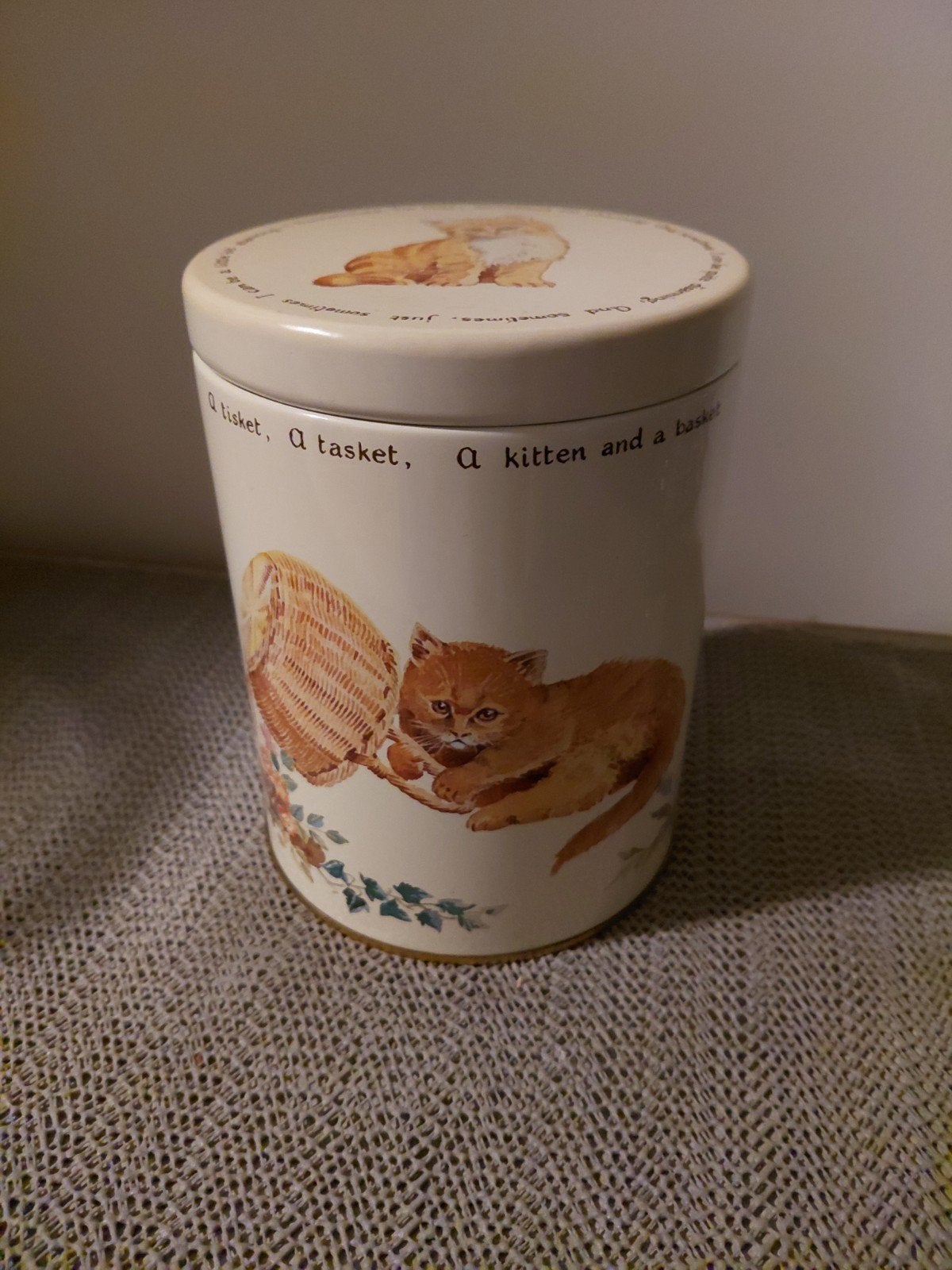 Vintage blikken bus met katjes en mandje, Ophalen