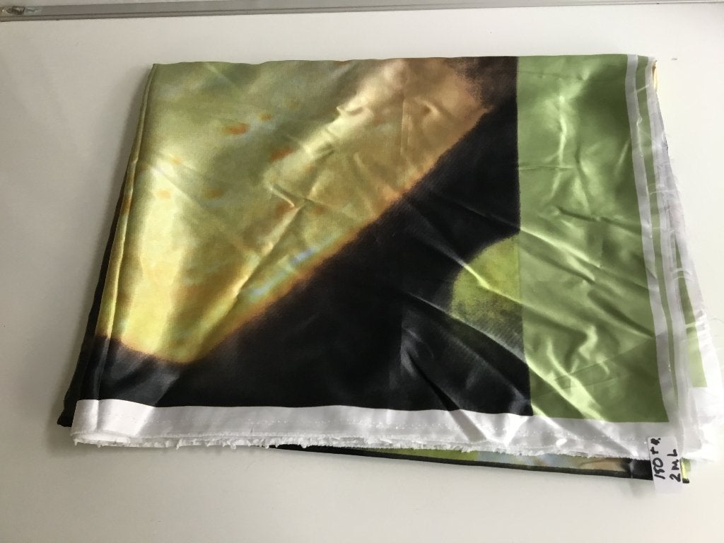 Glanzende stof met print (2M), Hobby en Vrije tijd, Stoffen en Lappen, Overige materialen, 120 cm of meer, 200 cm of meer, Ophalen of Verzenden