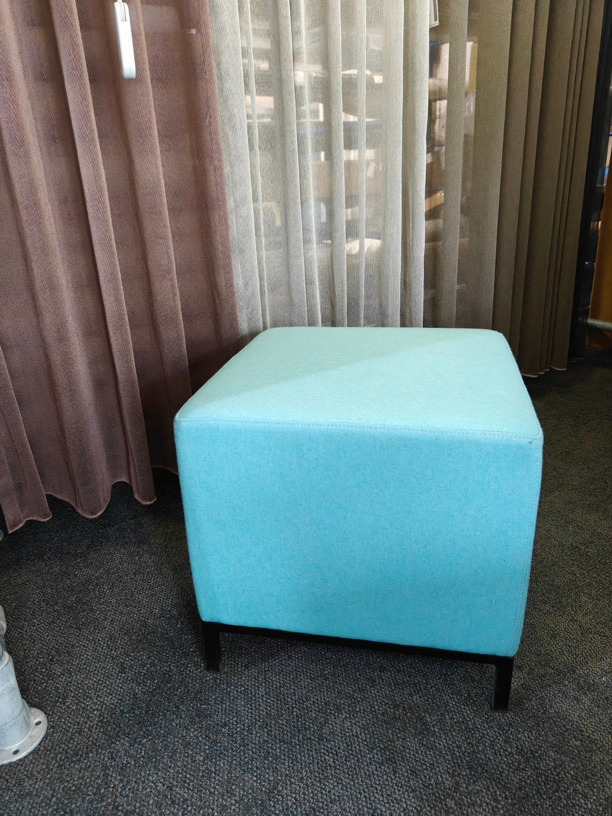 Stijlvolle turquoise poef - Zo goed als nieuw, Huis en Inrichting, Ophalen, Zo goed als nieuw, Stof, Modern, Veelzijdig