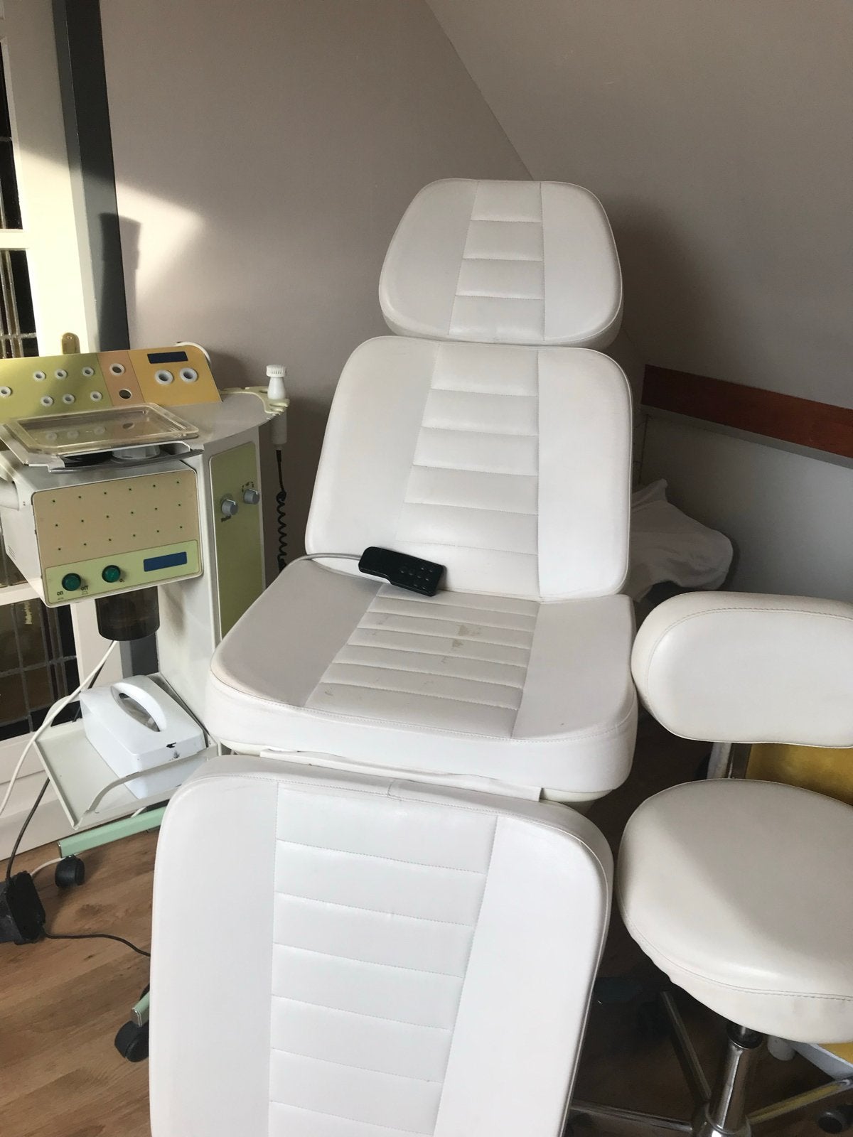 Professionele behandelstoel met apparatuur en kruk, Ophalen, Kunststof, Gebruikt, Wit