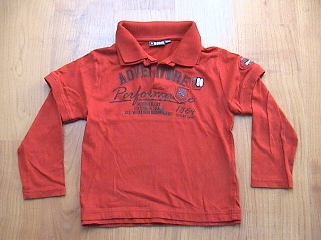 AKMO WORKS rood poloshirt met lange mouwen + opdruk tekst, Kinderen en Baby's, Ophalen of Verzenden, Gebruikt, Jongen, Shirt of Longsleeve
