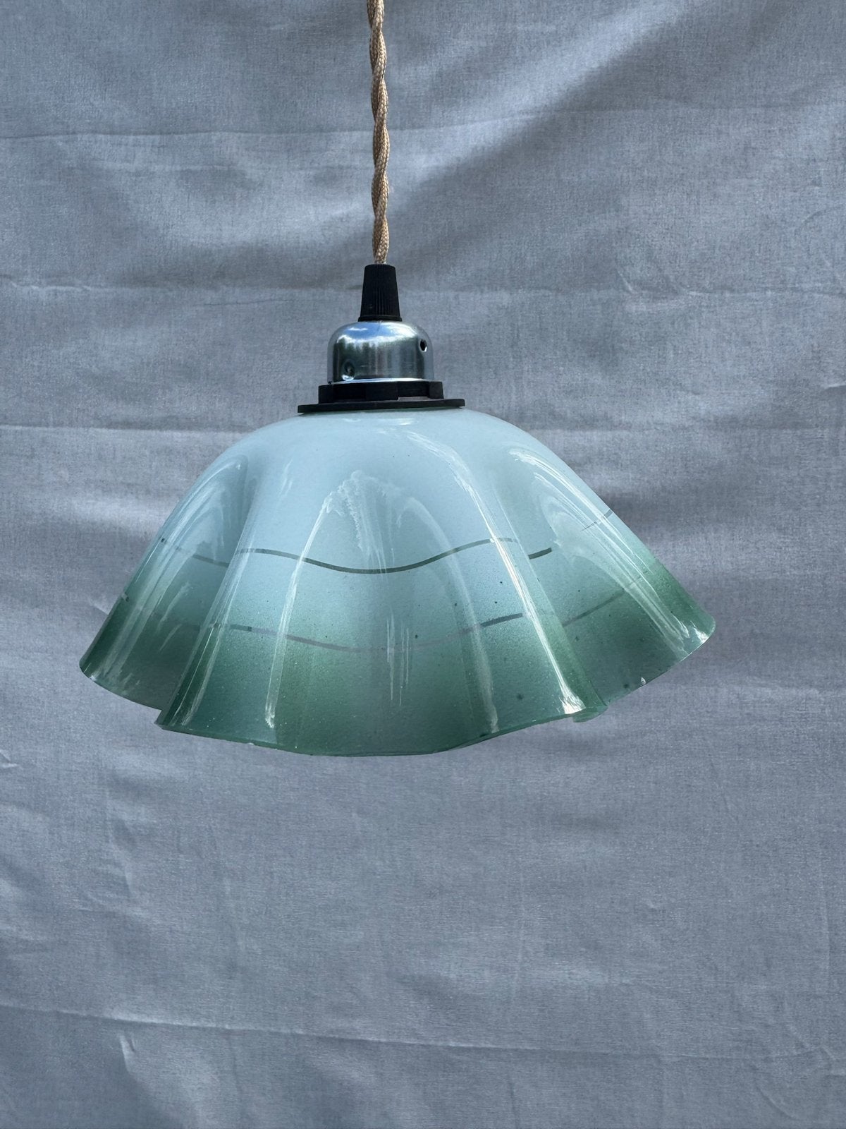 Vintage Groen-Witte Glazen Hanglamp met Golvende Rand, Antiek en Kunst, Ophalen of Verzenden