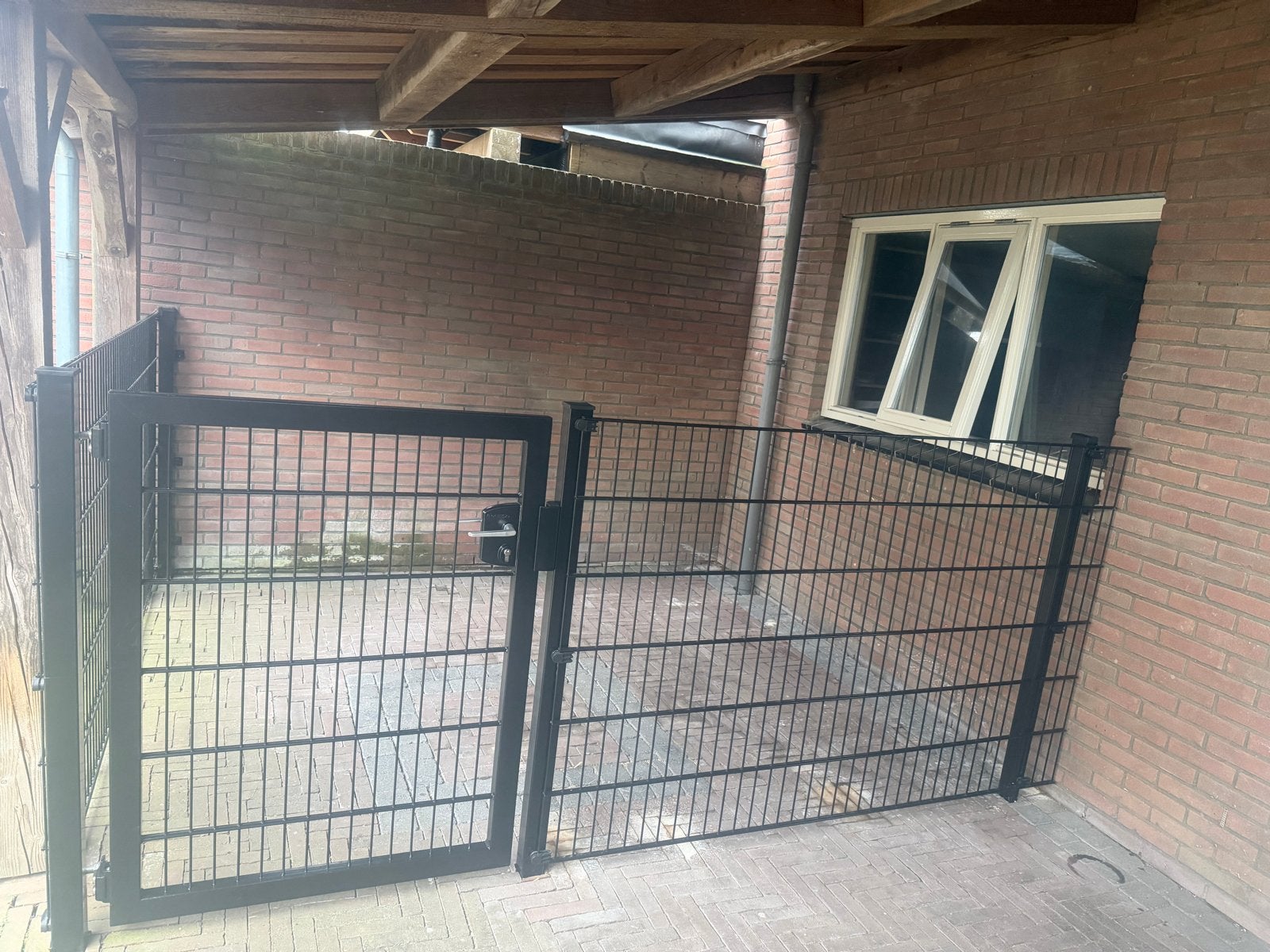 Zwart dubbelstaafmat hekwerk met poort, Tuin en Terras, Ophalen, Met poort, Gebruikt, Dubbelstaafmat hekwerk