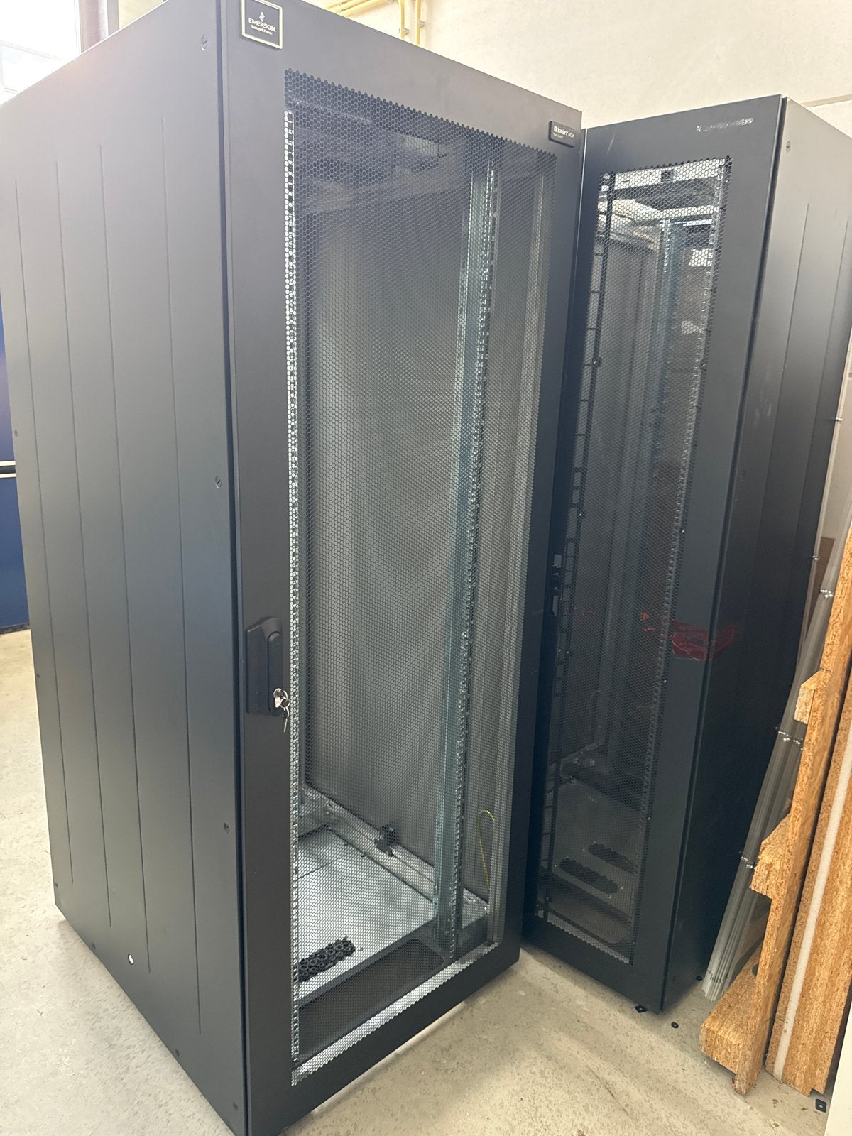 Emerson Knürr / Vertiv DCM 42U Serverkast - 24 stuks