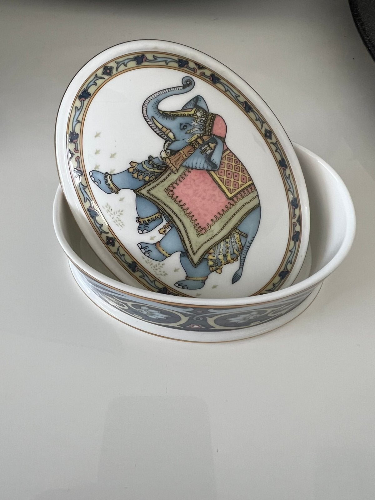 Wedgwood Blue Elephant Ovaal Doosje - Bone China 1992, Ophalen of Verzenden