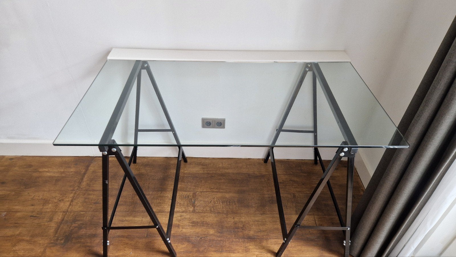 Modern glazen bureau met zwart metalen onderstel, Ophalen, Zo goed als nieuw, Overige merken, Computerbureau