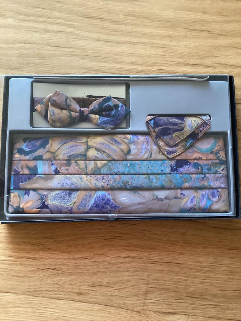 Nieuw zijden cumberband, pochet en strik in doos, Ophalen of Verzenden, Nieuw, Overige kleuren, Met patroon