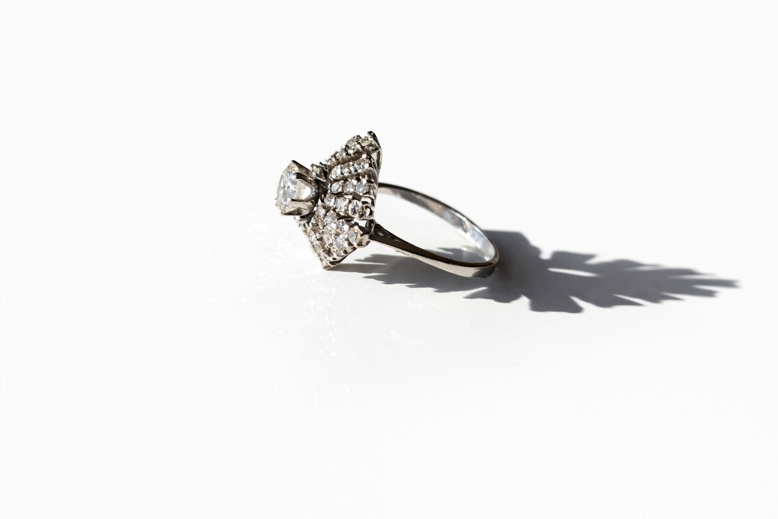 Antieke 18K Witgouden Diamanten Cluster Ring – 1.80ct, Ophalen of Verzenden, Zo goed als nieuw, 17 tot 18, Dame