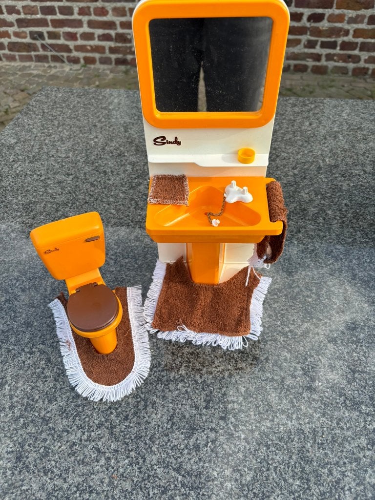 Vintage sindy badkamerset bestaande uit een toilet wastafel!, Ophalen of Verzenden, Gebruikt, Poppenhuis