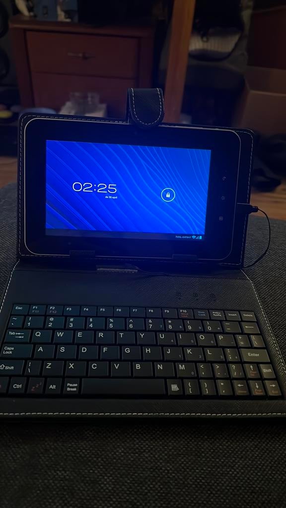Qware tablet met toetsenbordhoes - Zo goed als nieuw, Computers en Software, Ophalen of Verzenden, Zo goed als nieuw, Wi-Fi, 7 inch of minder