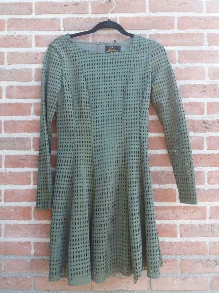 Nieuwe legergroene jurk Labee a Porter maat 34 twv €129,95, Nieuw, Ophalen of Verzenden, Maat 34 (XS) of kleiner, Onder de knie