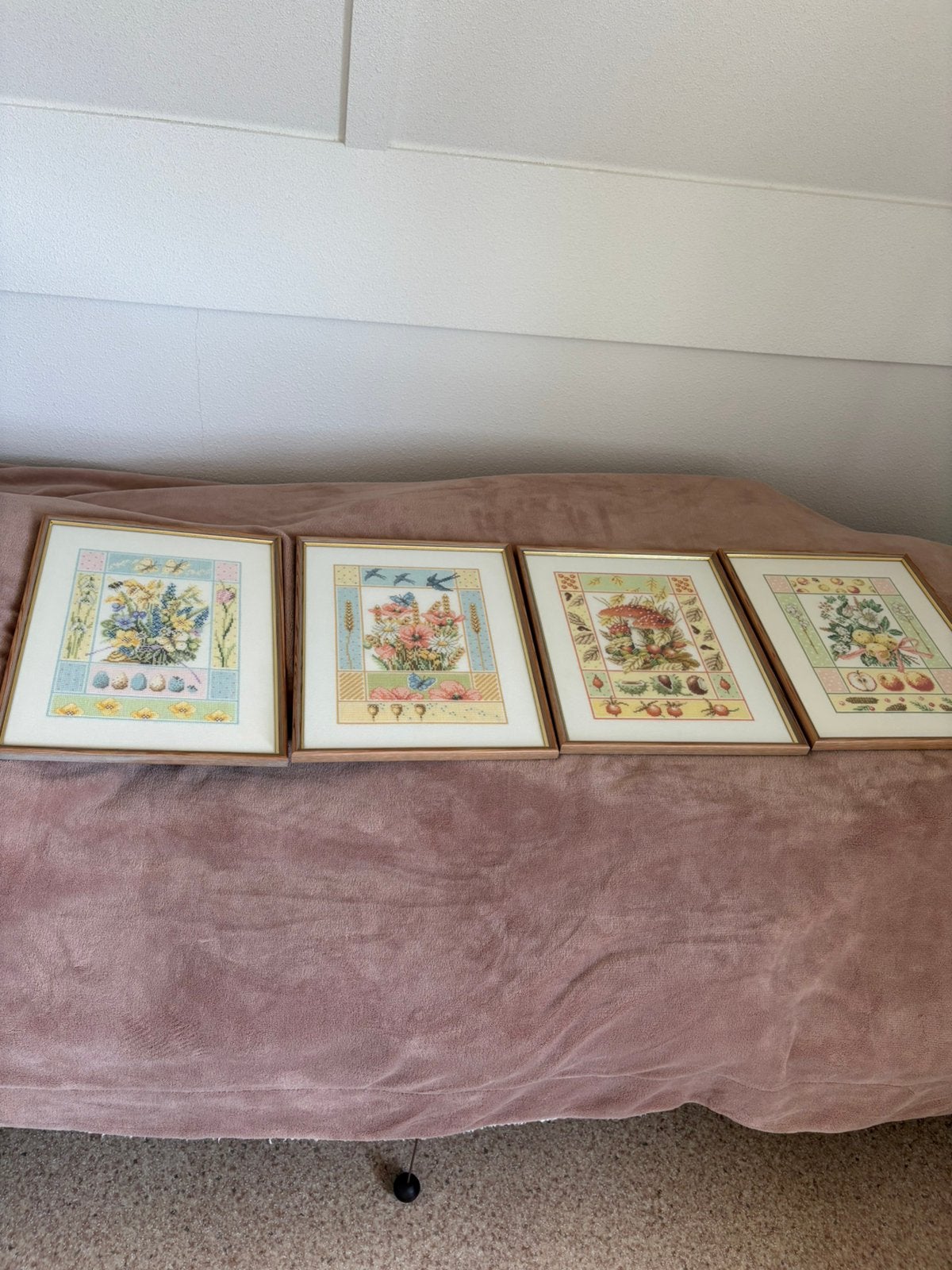 4 geborduurde schilderijen 4 jaargetijden, Ophalen, Zo goed als nieuw, Minder dan 50 cm, Schilderij