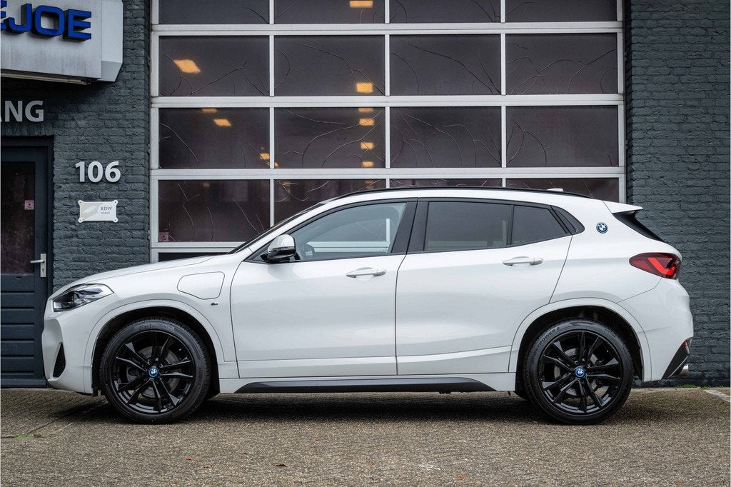 BMW X2 xDrive25e High Executive M sport, Pano, 19LM, M Stoel, Auto's, BMW, Automaat, Gebruikt, Zwart, Wit