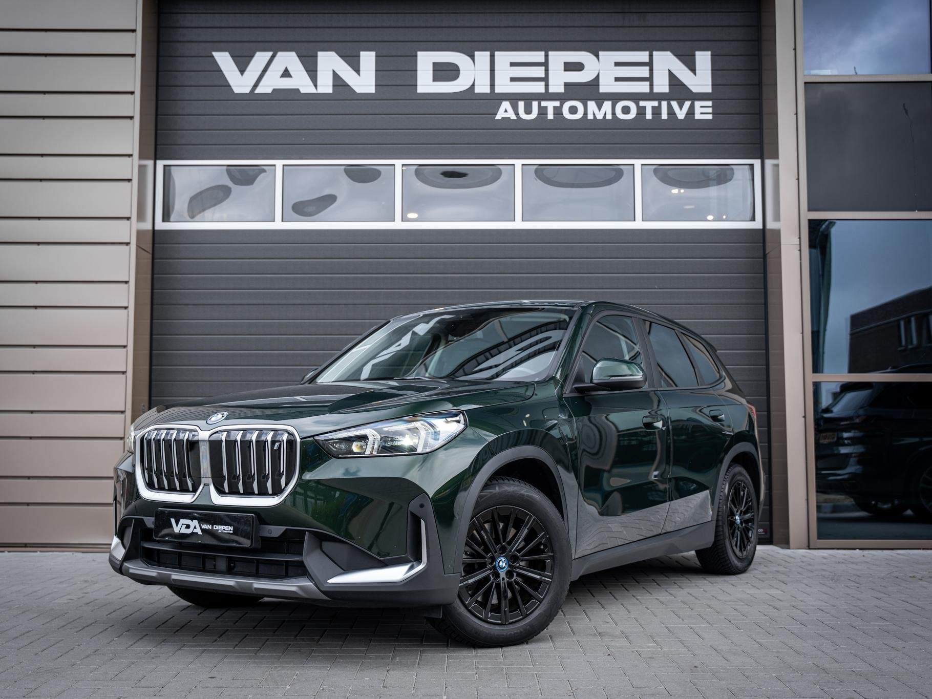 BMW iX1 xDrive30 67 kWh - Camera l Trekhaak l Keyless l Carp, Auto's, BMW, Automaat, Stof, 67 kWh, Vierwielaandrijving