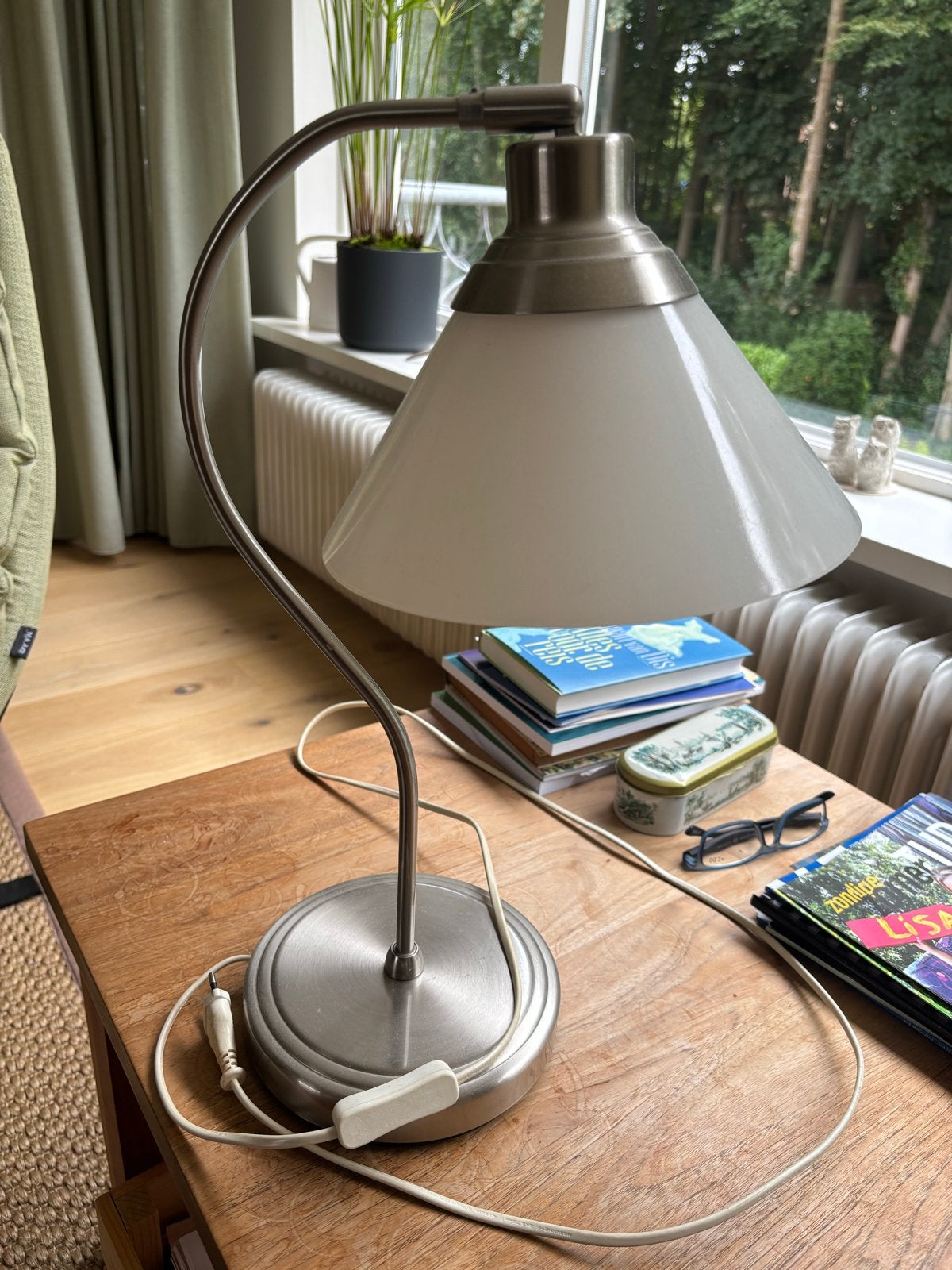 Moderne tafellamp met gebogen arm en glazen kap, Ophalen, Met schakelaar, Gebruikt, Overige merken