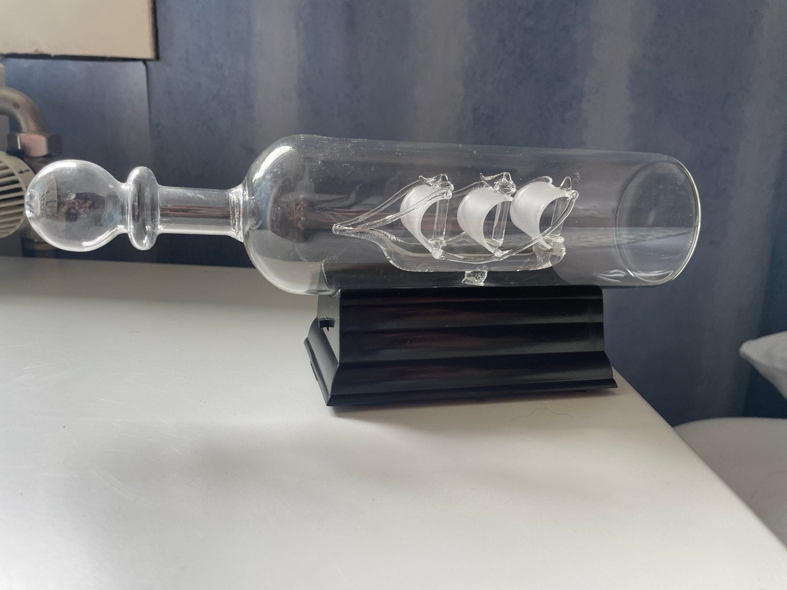 Glazen fles met zeilschip en kleurveranderende houder, Gebruikt, Meerkleurig, Overige stijlen, Ophalen of Verzenden