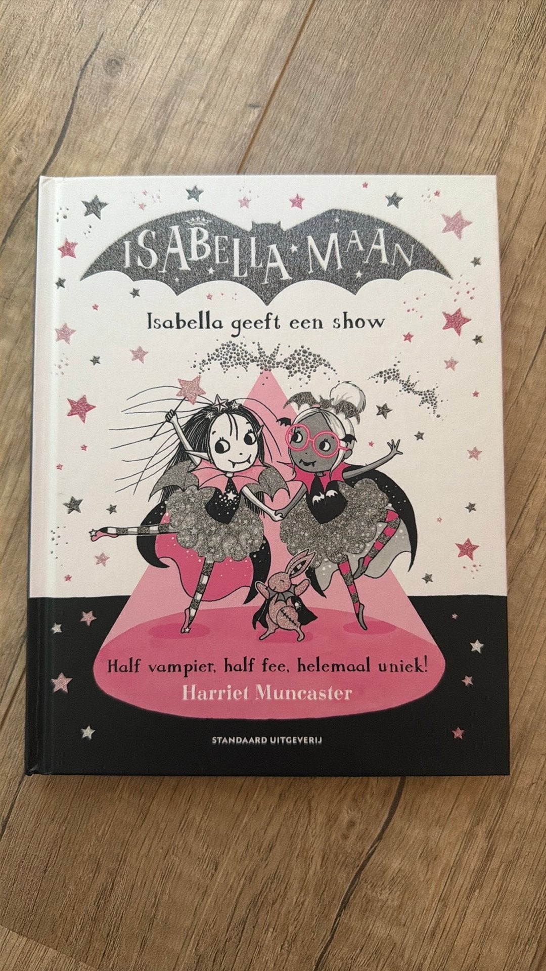 Harriet Muncaster - Isabella geeft een show, Fictie algemeen, Harriet Muncaster, Ophalen of Verzenden, Zo goed als nieuw