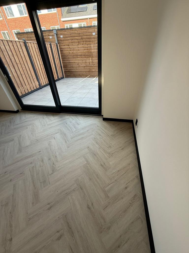 Visgraat vloerspecialist, klusjes, badkamer en wc renovatie, Huis en Inrichting, Ophalen, Zo goed als nieuw, 75 m² of meer, Laminaat