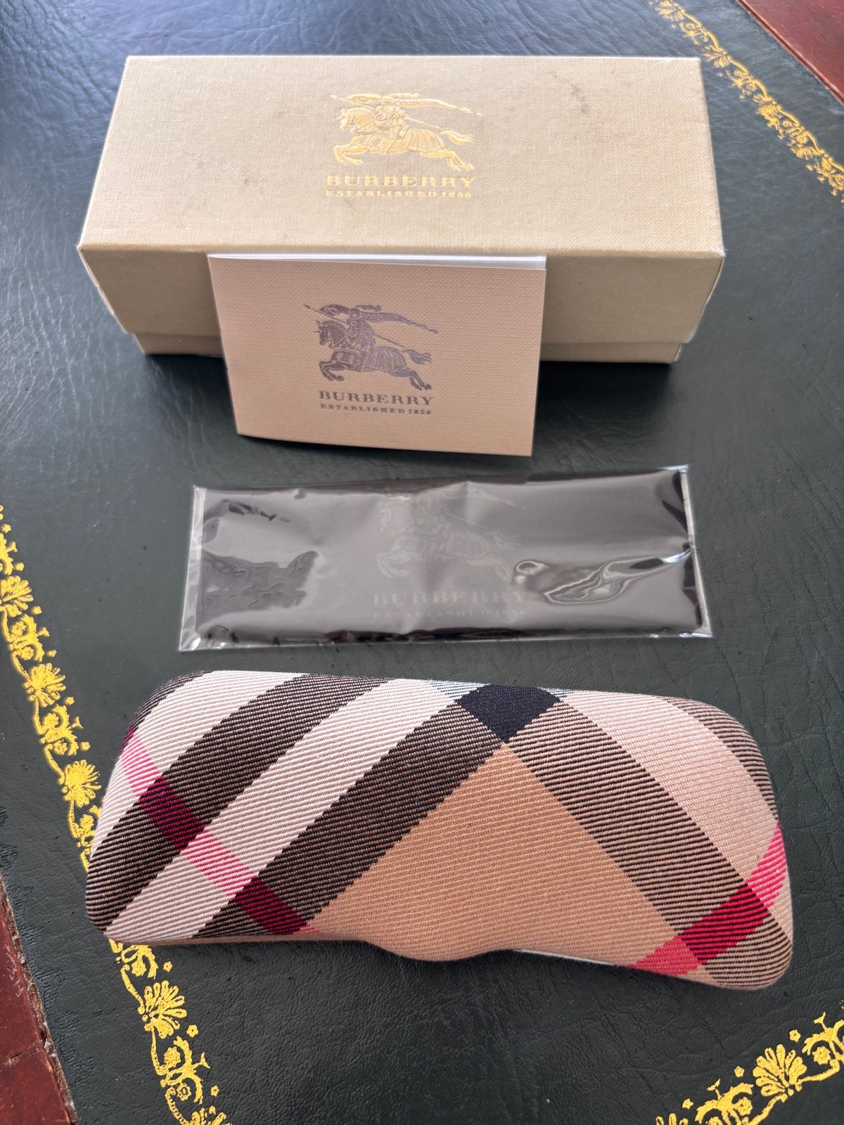 Originele Burberry brillendoos met toebehoren, Sieraden, Tassen en Uiterlijk, Zonnebrillen en Brillen | Dames, Verzenden, Zo goed als nieuw