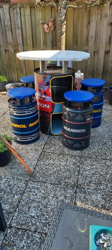 Statafel met stoelen van olievaten, Ophalen, Gebruikt