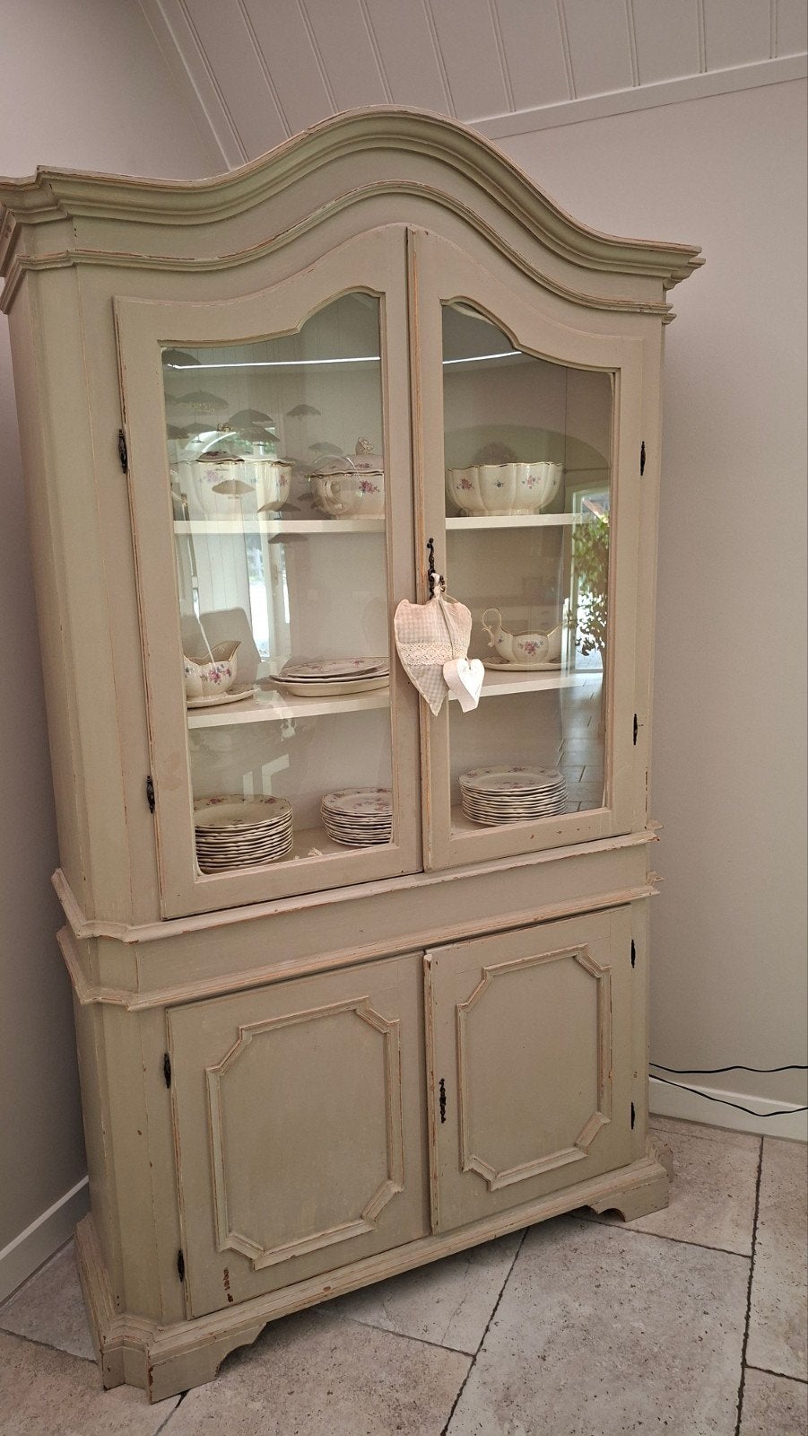 Brocante Taupe Kleurige Kast met Oud Servies, Ophalen of Verzenden