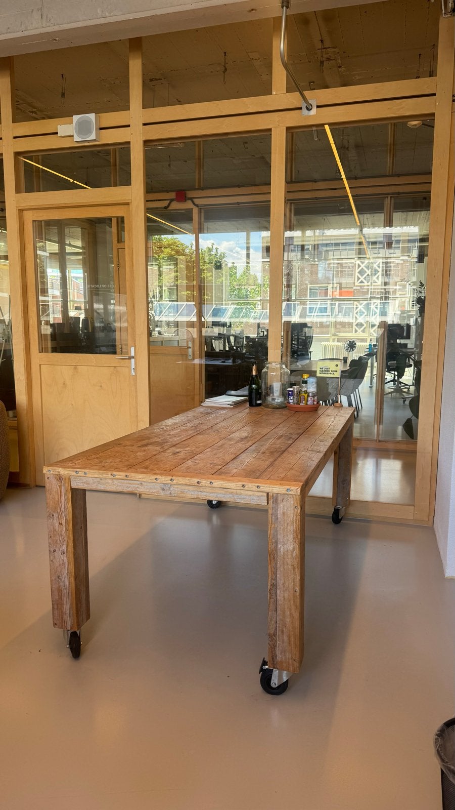 houten tafel op wielen, Huis en Inrichting, Tafels | Eettafels, Ophalen, Gebruikt, 50 tot 100 cm, 150 tot 200 cm