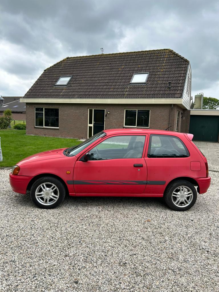 Toyota Starlet 1.3 16V 1998 Rood, lage kilometerstand!, Auto's, Toyota, Particulier, Starlet, Benzine, Hatchback, Handgeschakeld