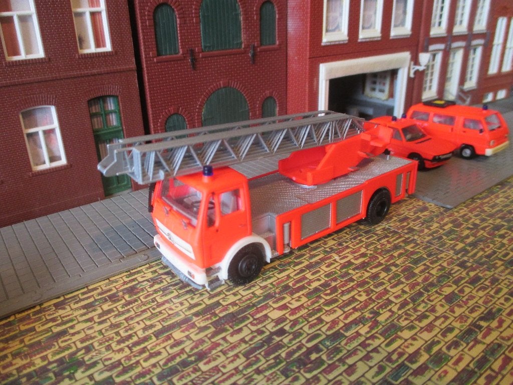 Mercedes Benz NG Metz Ladderwagen - Herpa Brandweer, Hobby en Vrije tijd, Modelauto's | 1:87, Ophalen of Verzenden, Gebruikt, Bus of Vrachtwagen