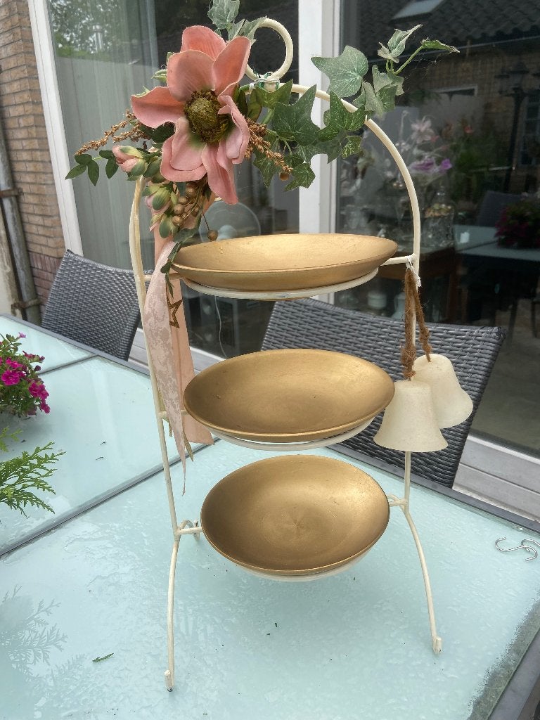 Witte Etagere met gouden borden, Ophalen