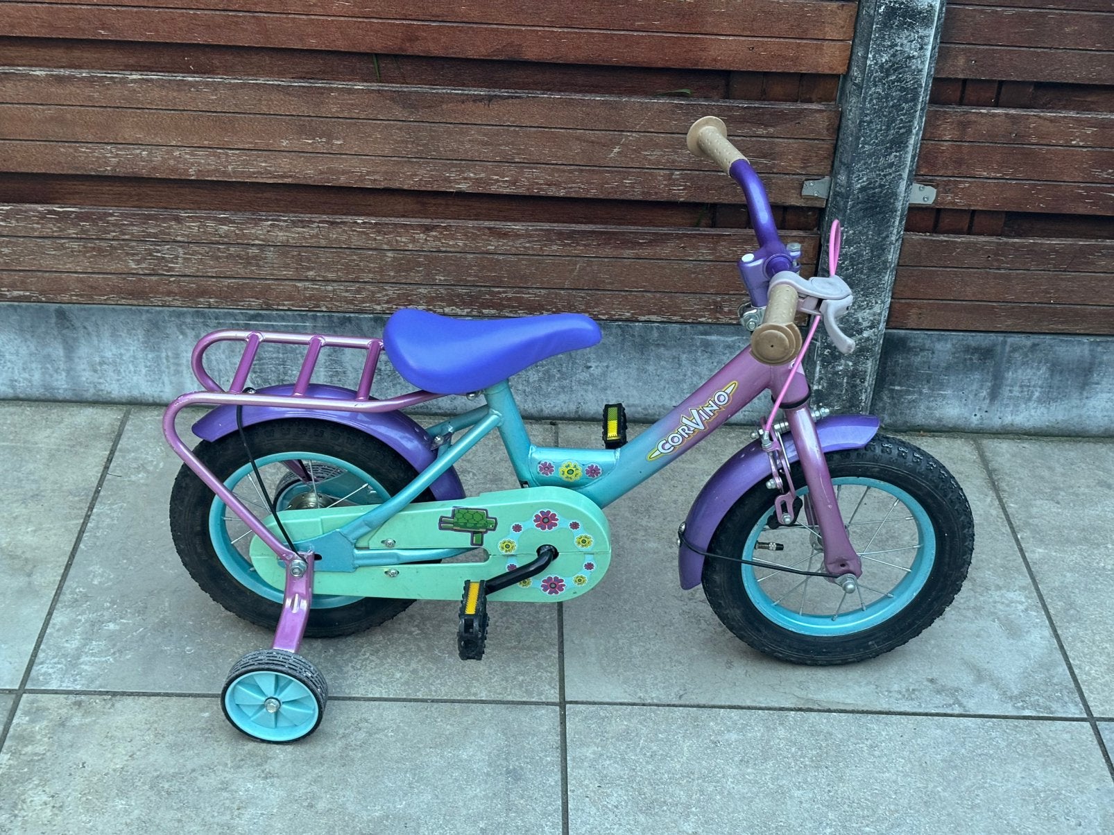 Vrolijke Corvino kinderfiets met zijwieltjes, Fietsen en Brommers, Fietsen | Kinderfietsjes, Ophalen, Terugtraprem, Zijwieltjes