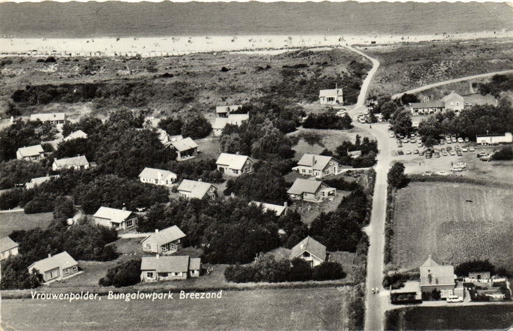 Vrouwenpolder, Bungalowpark Breezand - luchtfoto - 196? gelo, Ophalen of Verzenden, 1960 tot 1980, Gelopen, Noord-Brabant