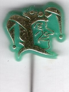 NAR goud op groen plastic carnavals speldje ( Z_218), Ophalen of Verzenden, Zo goed als nieuw, Figuurtje, Speldje of Pin