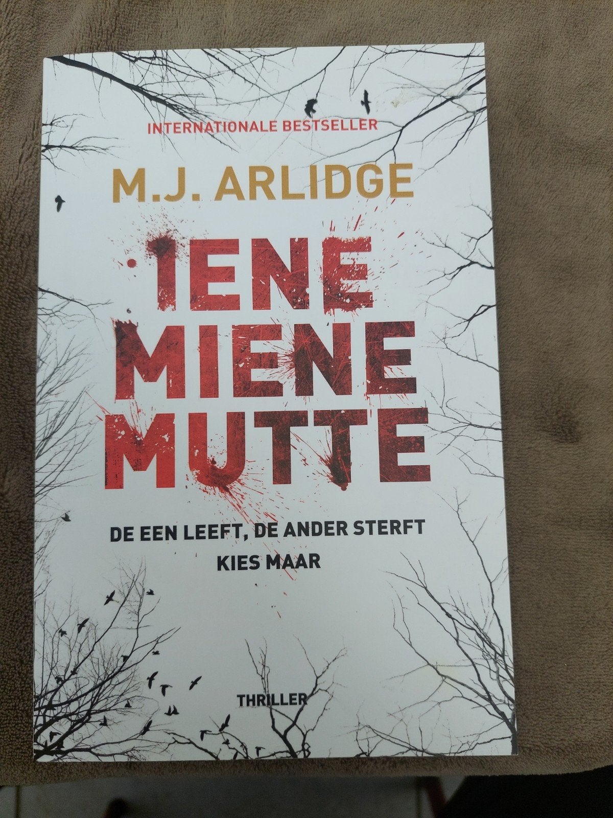 Iene Miene Mutte - M.J. Arlidge (Thriller), Boeken, Thrillers, Ophalen of Verzenden, Gelezen, M.J. Arlidge, Europa overig