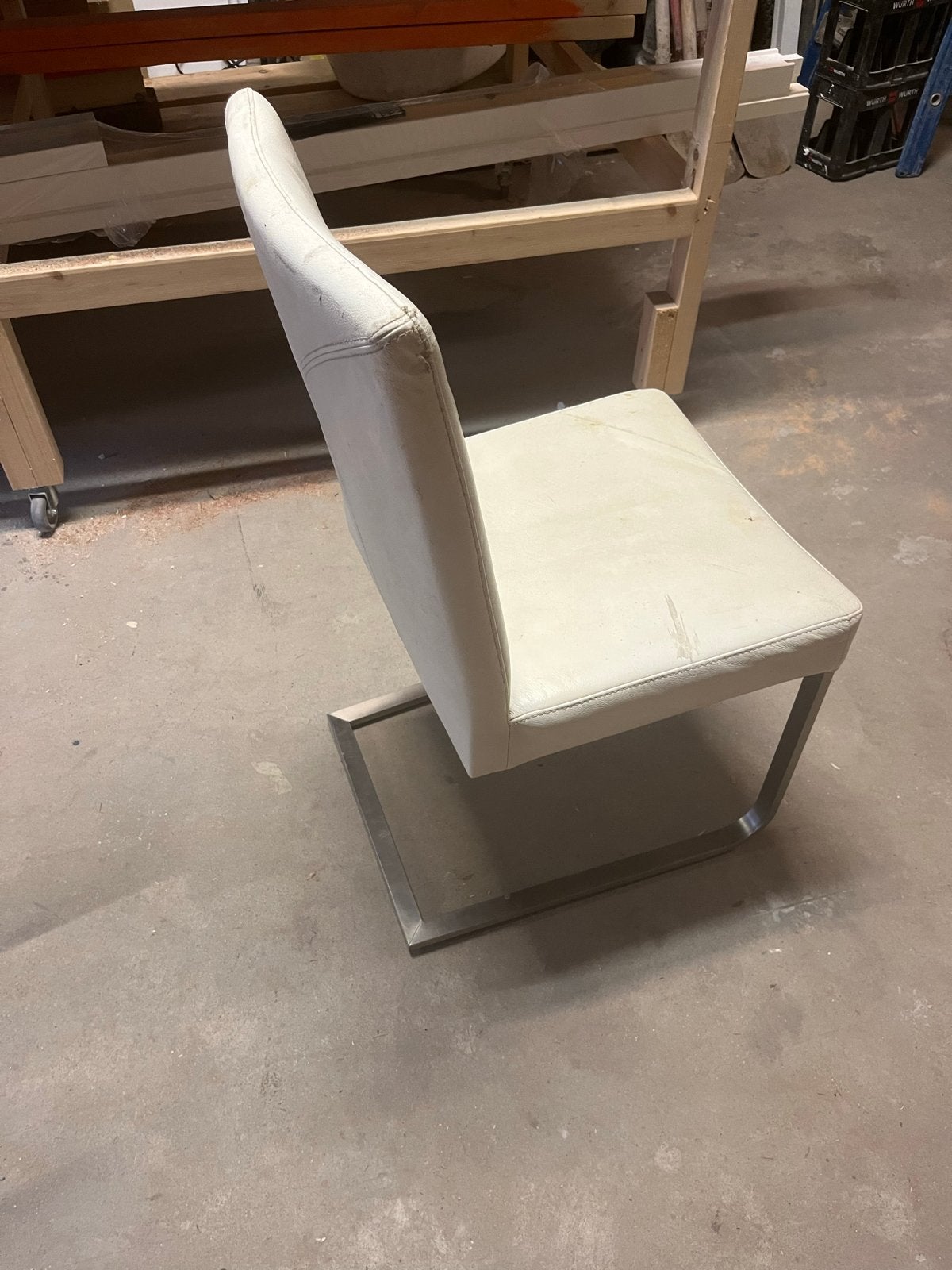 Gratis Witte leren eetkamer stoel met metalen frame, Ophalen, Gebruikt, Wit, Leer