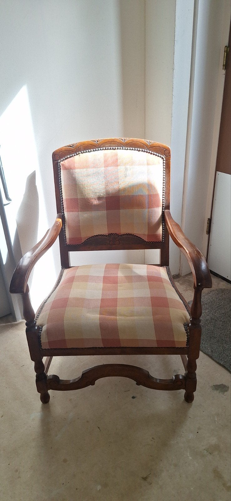 Fauteuil met geruite bekleding, Ophalen