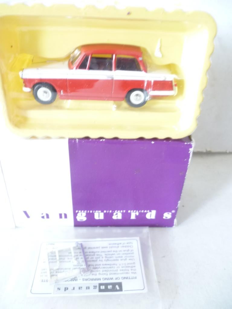Vanguards VA00513 Red and White Triumph Herald 1:43 auto, Hobby en Vrije tijd, Modelauto's | 1:43, Ophalen of Verzenden, Nieuw
