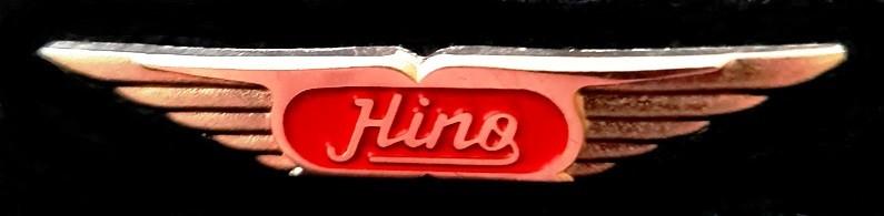 Hino vrachtwagen broche - zilverkleur-rood, Verzamelen, Verzenden, Nieuw, Transport, Speldje of Pin
