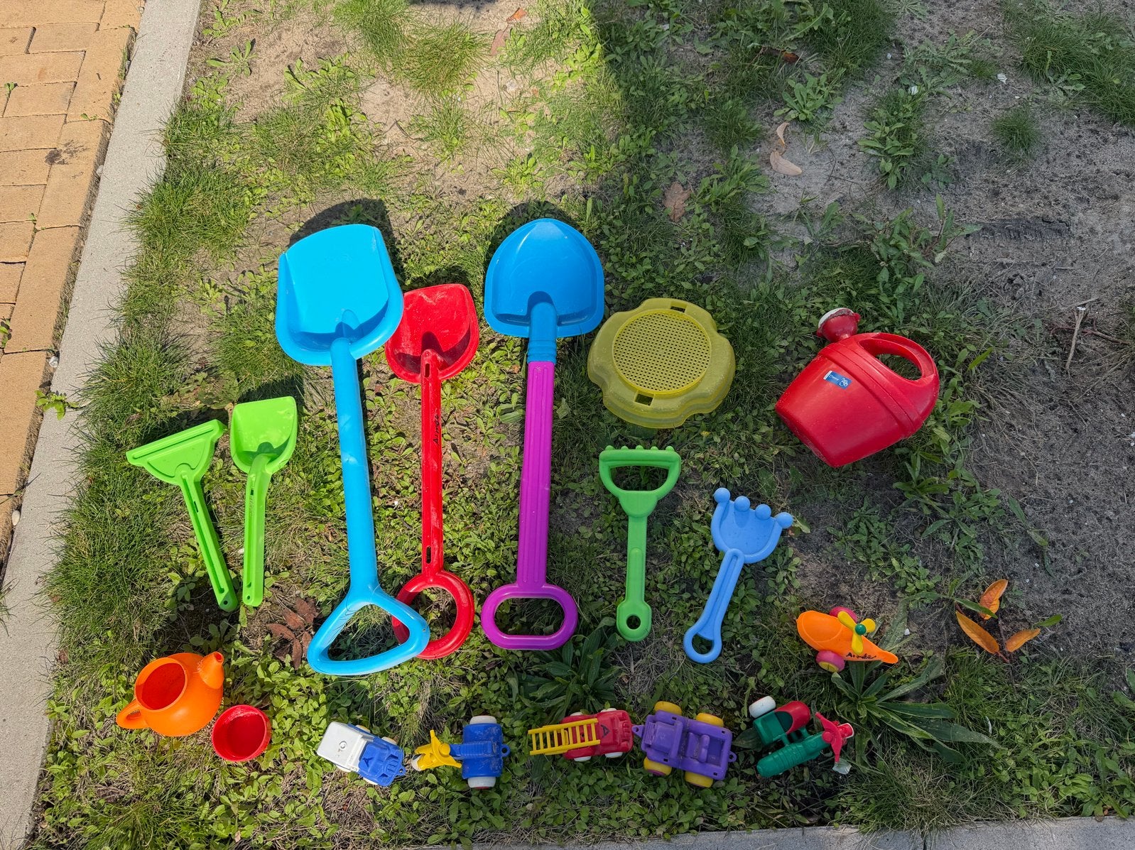 Zand speelgoed set met schepjes, harkjes en gieter, Ophalen of Verzenden, Gebruikt
