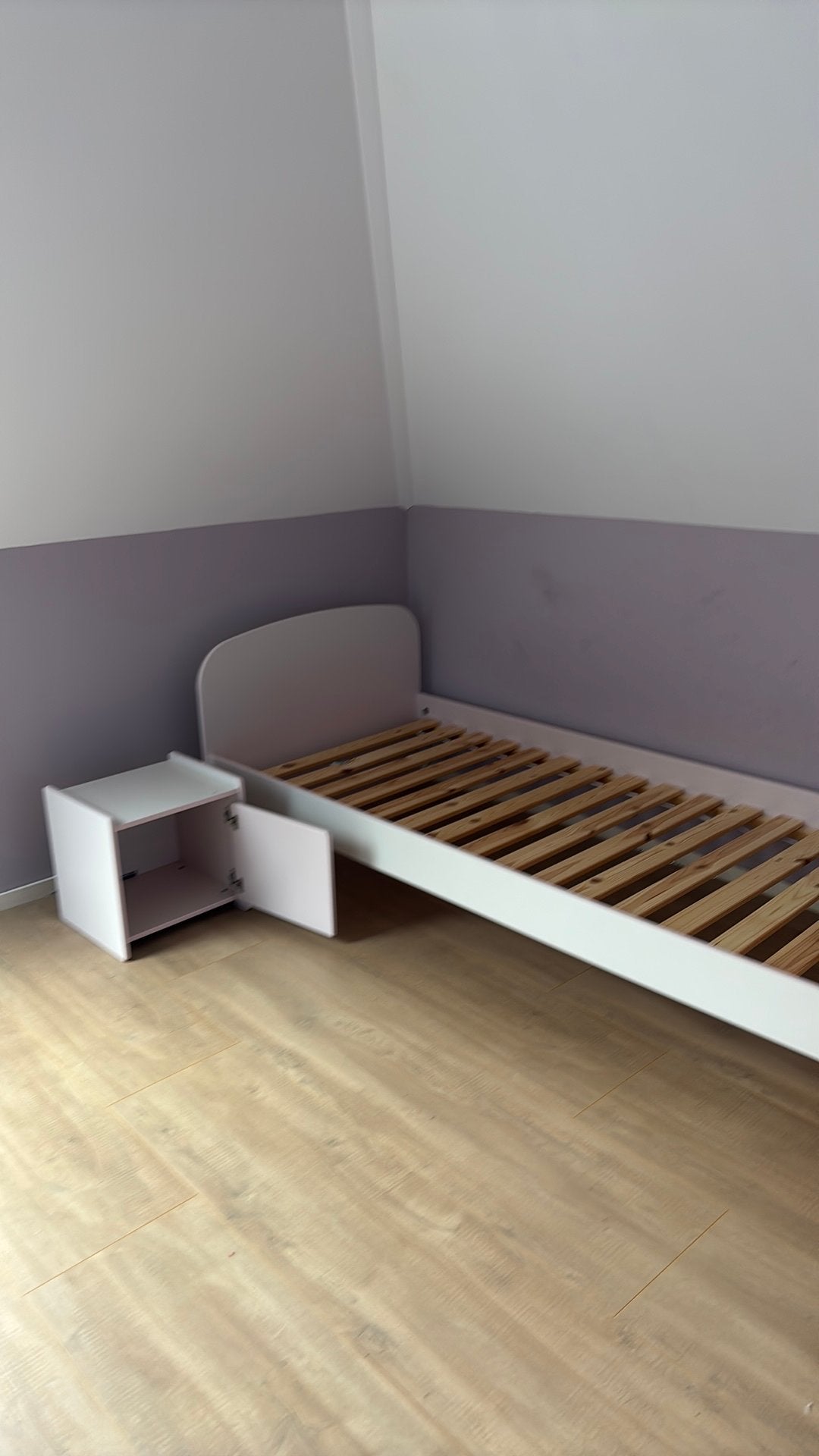 Roze bed inclusief nachtkastje, Ophalen, 90 cm, Zo goed als nieuw, 200 cm