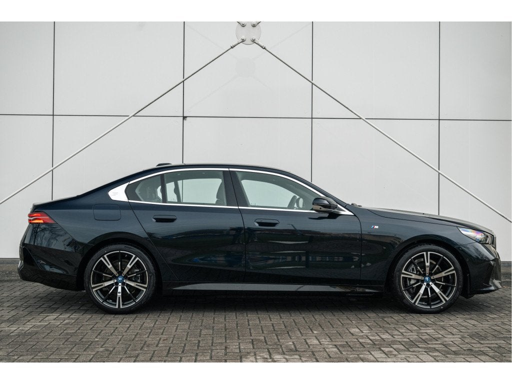 BMW i5 eDrive40 M Sport / Panoramadak / Trekhaak / Parking A, Auto's, BMW, Automaat, 81 kWh, Achterwielaandrijving, Met garantie (alle)