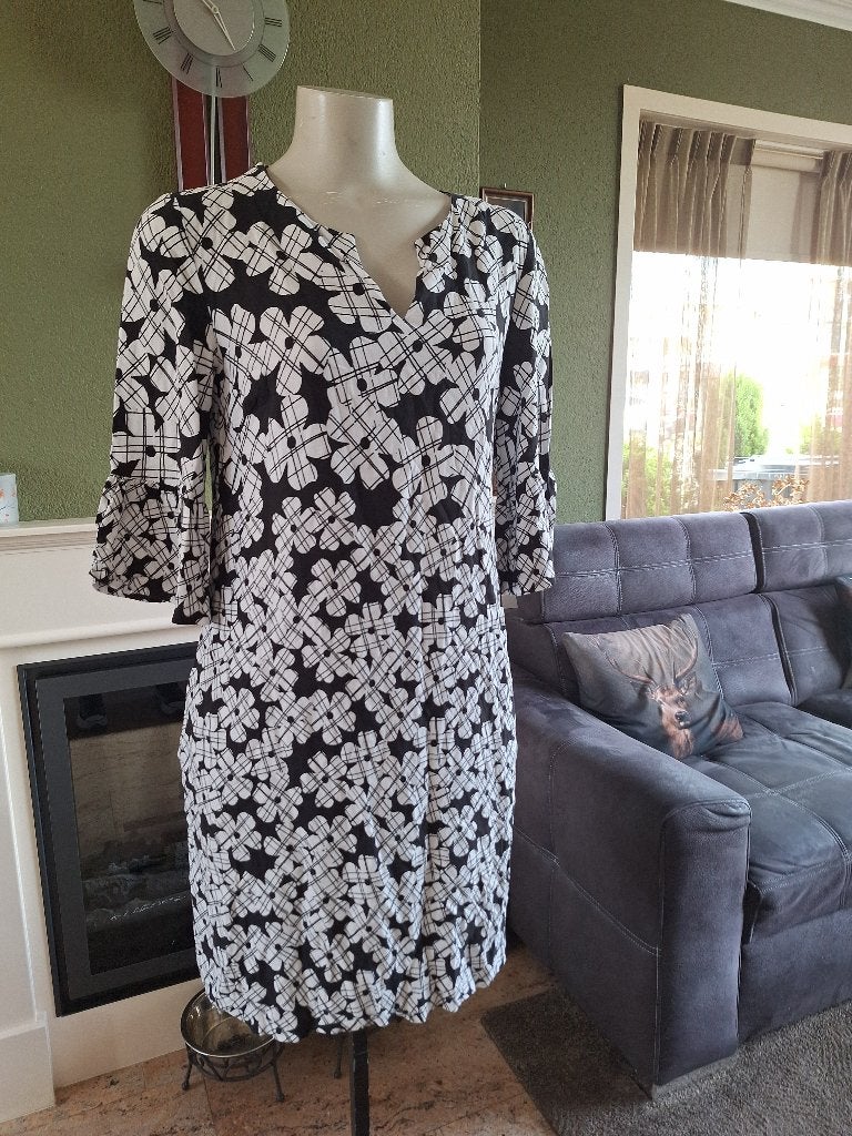 Caroline Biss jurk zwart witte bloemen zomer jurkje 40, Kleding | Dames, Maat 38/40 (M), Zo goed als nieuw, Knielengte, Caroline Biss
