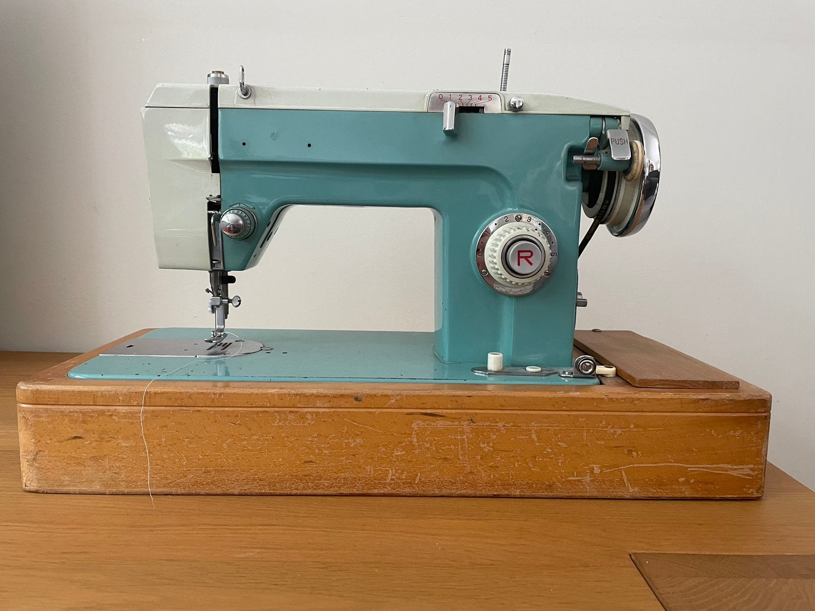 Naaimachine van merk “Maritza” (ter decoratie)., Antiek en Kunst, Antiek | Naaimachines, Ophalen