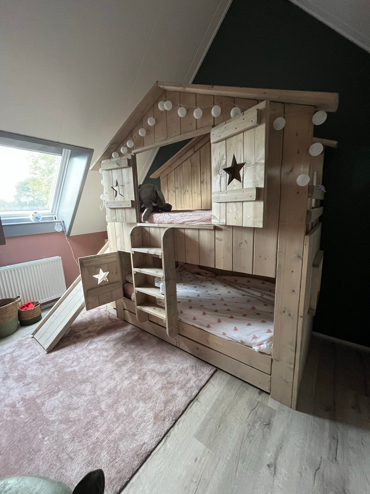 Uniek Houten Speelhuis Stapelbed met Glijbaan en Lade, Ophalen, 90 cm, 160 tot 180 cm, Tweepersoons