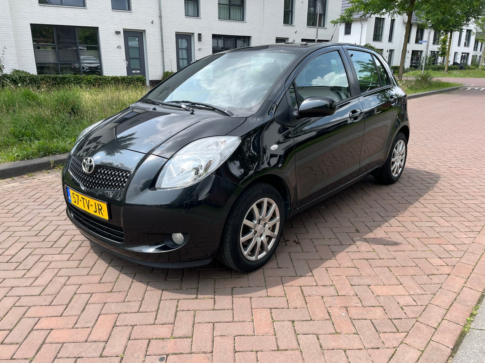 Toyota Yaris 1.3 16V Vvt-i 5DR 2007 Zwart - 138.544 km, Voorwielaandrijving, 40 €/maand, 4 cilinders, 995 kg