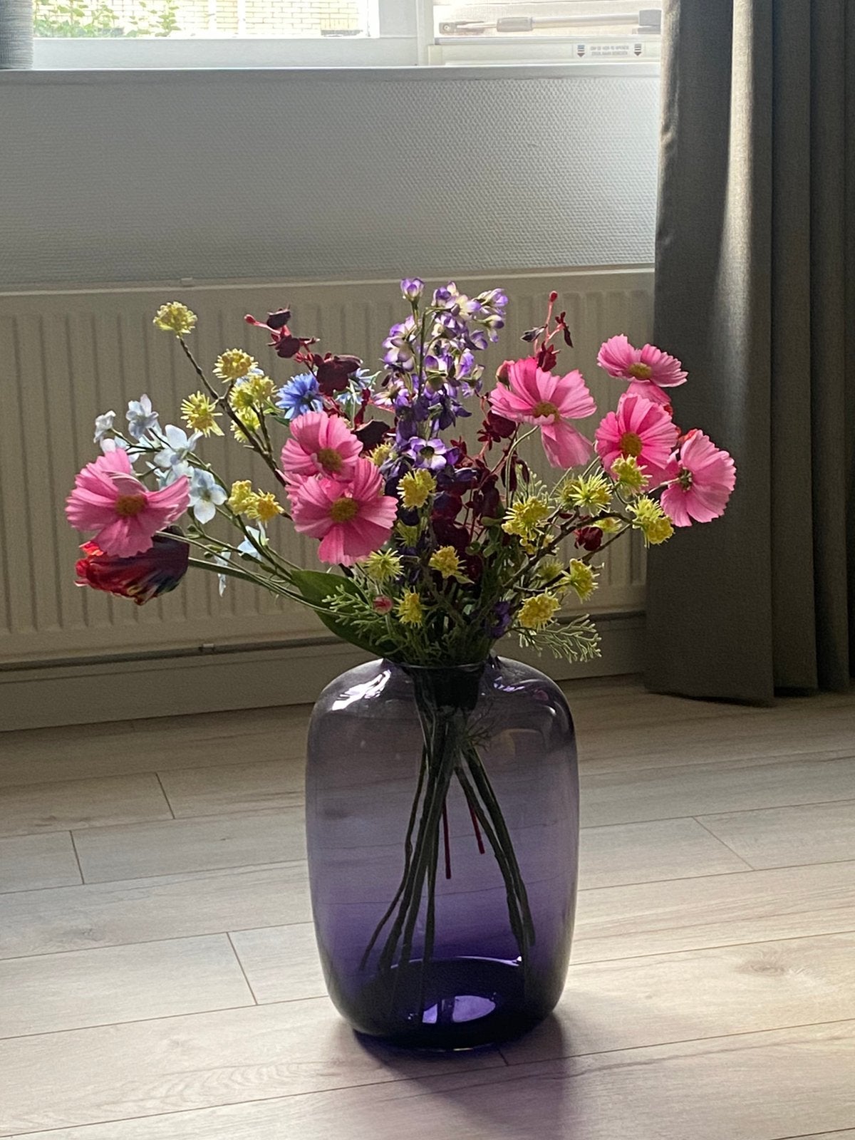 Vaas met bloemen   En  een nieuwe orchidee, Huis en Inrichting, Ophalen, Zo goed als nieuw