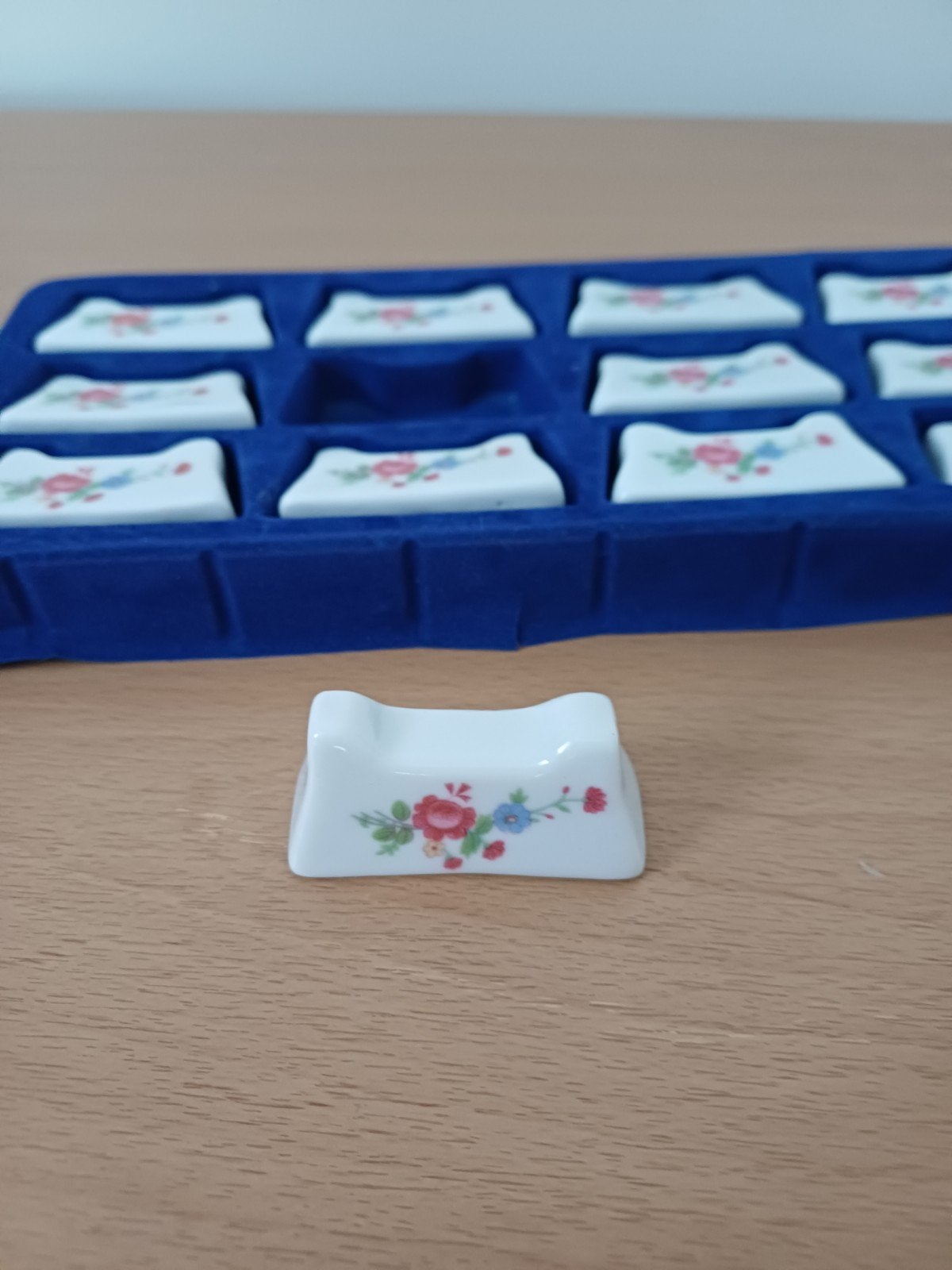 Set van 12 porseleinen messenleggers met bloemmotief, Overige merken, Overige typen, Vintage, Ophalen of Verzenden