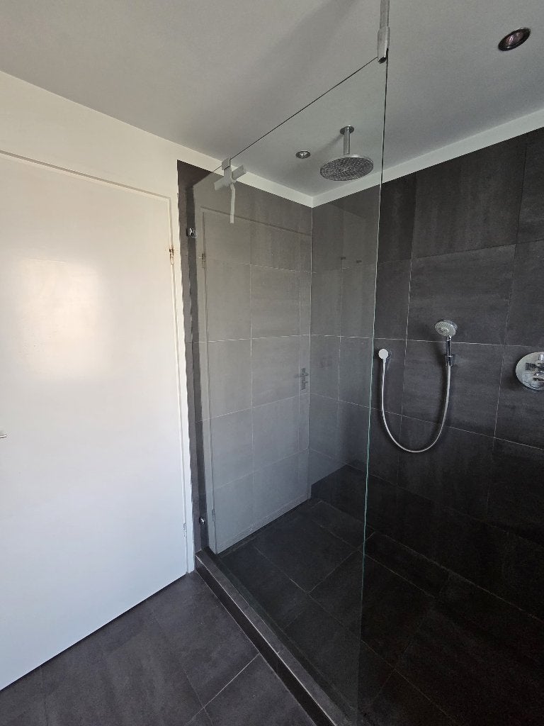 Badkamer voor afhaal: meubel - wc- radiator +veel toebehoren, Ophalen, Gebruikt, Met douche